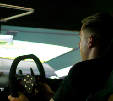 Vivez le pilotage virtuel de voiture avec le PRO RACE CAFE